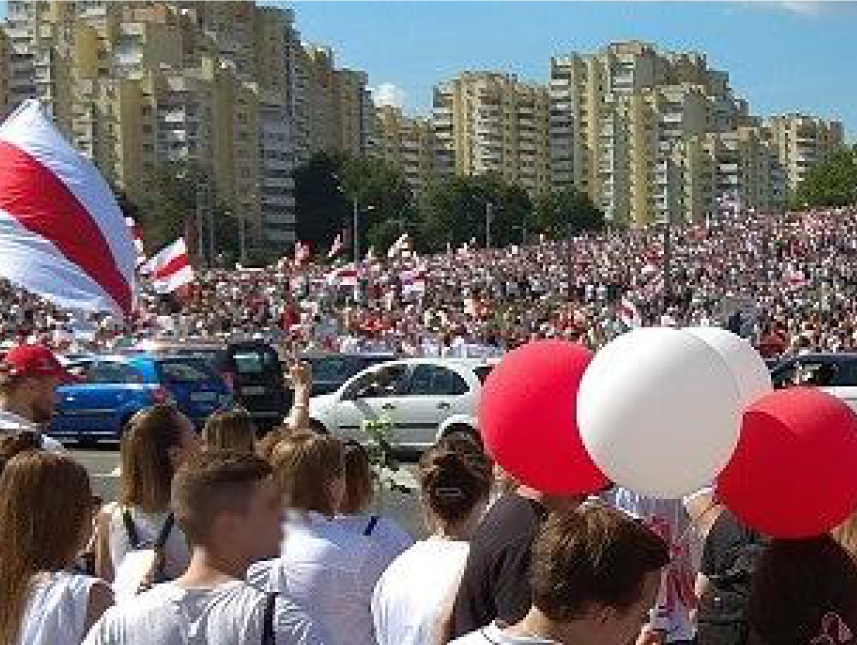 Demonstration in Belarus mit vielen Menschen