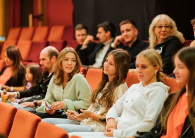 Jugendliche sitzen im Publikum