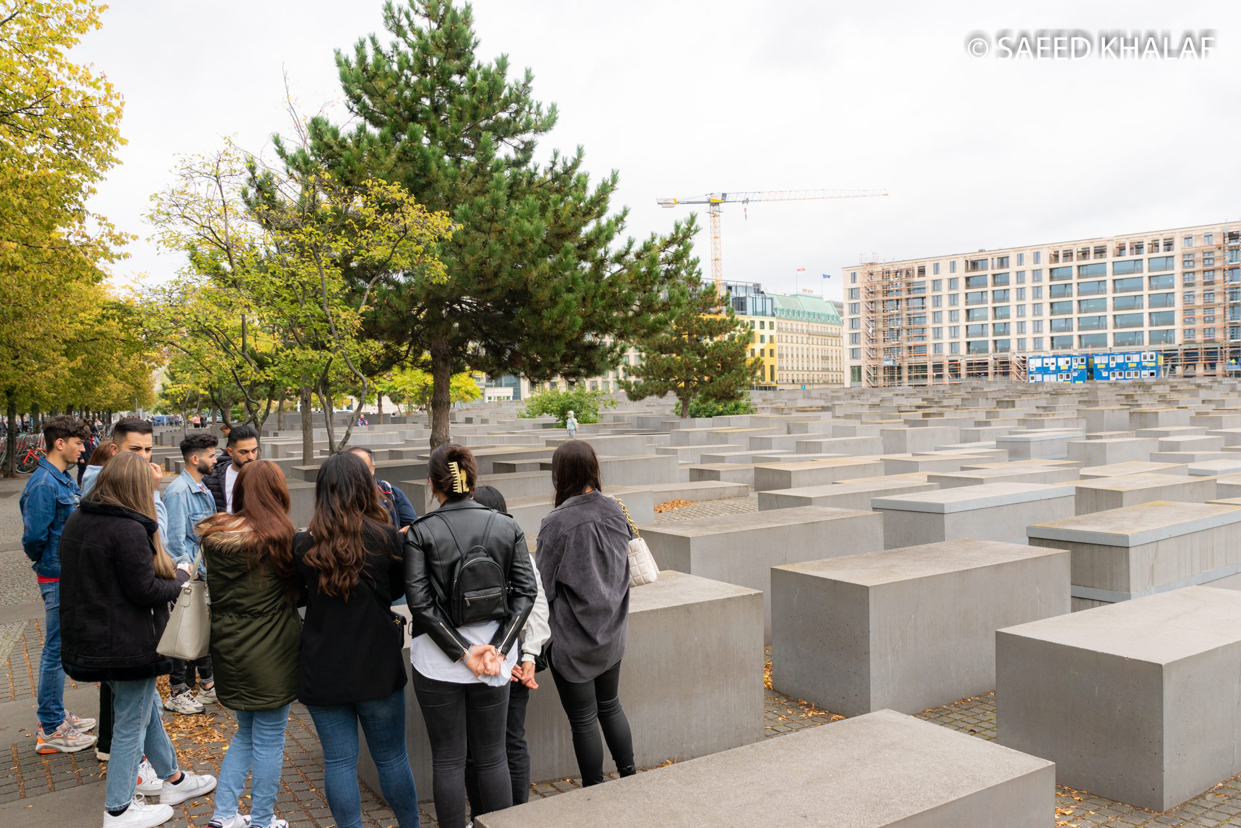 Junge Menschen am Holocaust-Denkmal