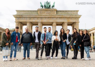 Junge Menschen vor Brandenburger Tor