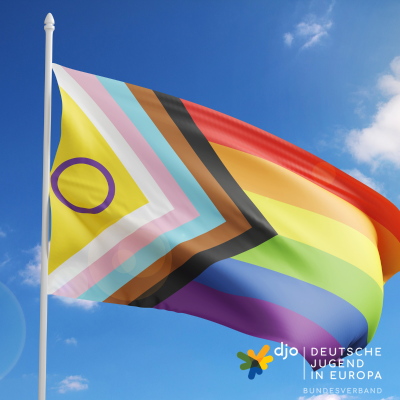 Progressive Flag vor blauem Himmel